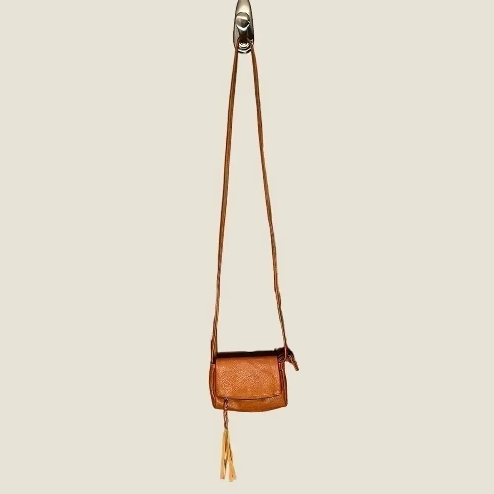 𝅺MOSSIMO Small Tan Crossbody Bag with Tassel - Picture 2 of 7